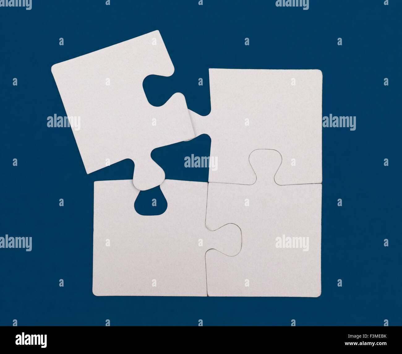 Semplice puzzle su sfondo blu Foto Stock