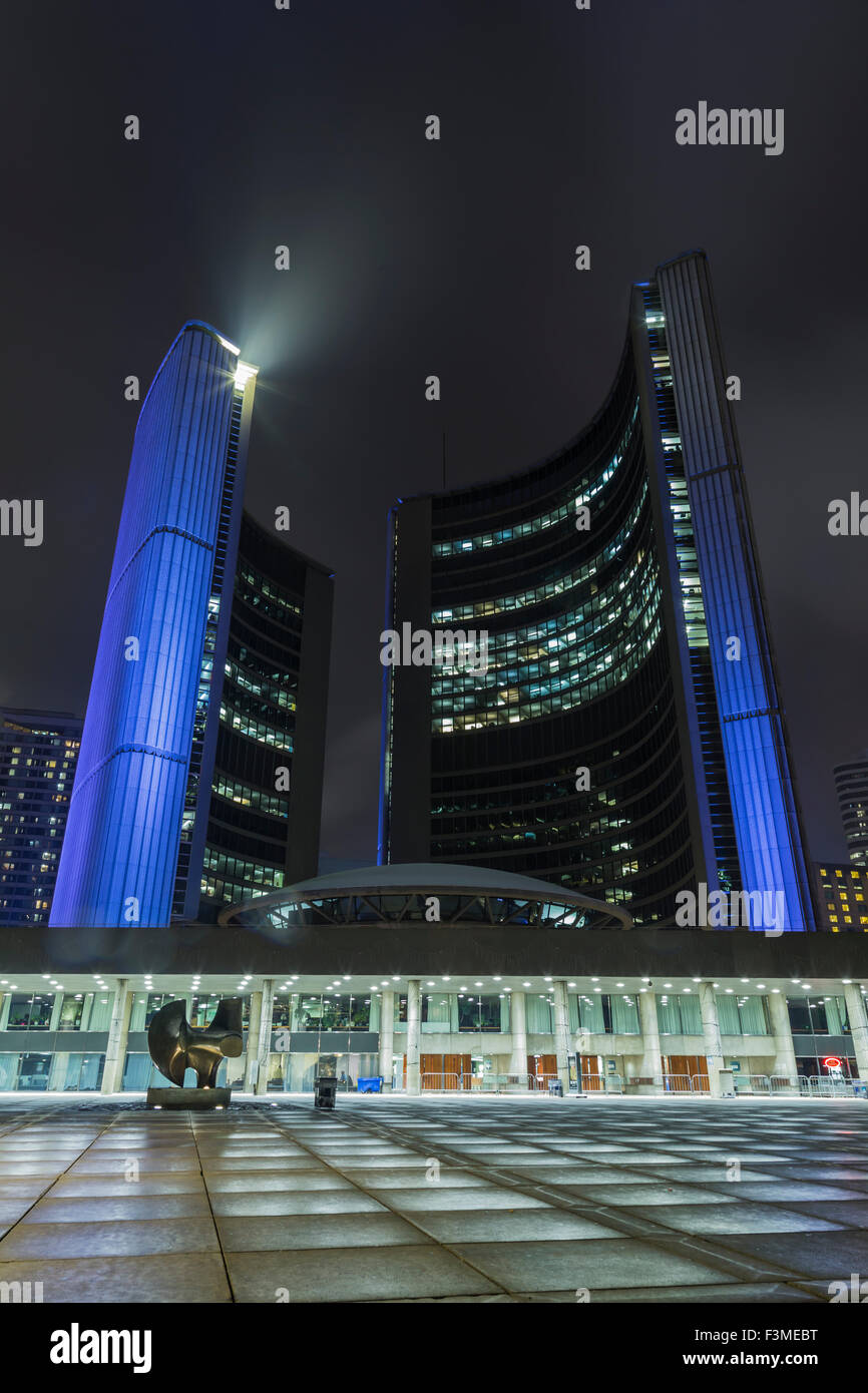 Toronto City Hall di notte illuminata. Foto Stock