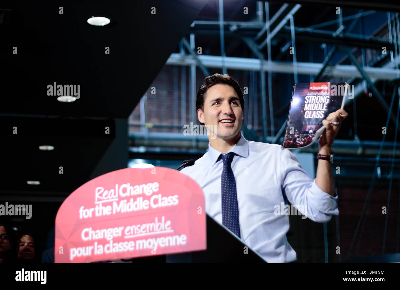 Toronto, Canada. 09oct, 2015. Justin Trudeau, liberale canadese leader del Partito rivelando il libro della campagna il cambiamento reale di un nuovo piano di una forte classe media e annunciando il 5% di riduzione fiscale per la classe media e 1% di aumento di imposta per i ricchi, quando ha fatto una campagna stop a Toronto Don Valley West cavalcando con candidati locali Rob Oliphant il 9 ottobre 2015 Credit: CharlineXia/Alamy Live News Foto Stock