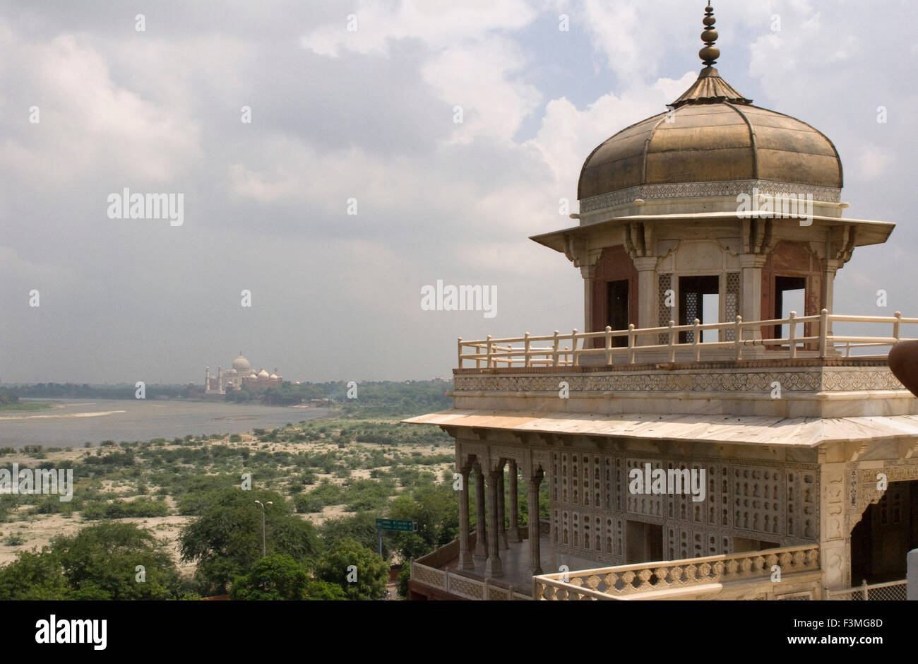 Agra, Uttar Pradesh, India. Il Forte rosso e il Taj Mahal recare un eccezionale e complementare a testimonianza di una civiltà whi Foto Stock