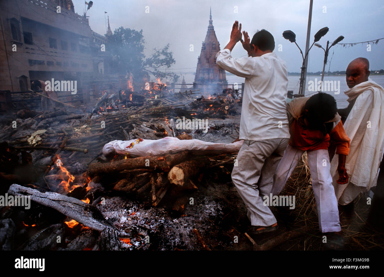 Asia India Uttar Pradesh Varanasi Manikarnika Ghat utilizzato per la cremazione indù cerimonie. Varanasi, Uttar Pradesh, India. Manikarn Foto Stock