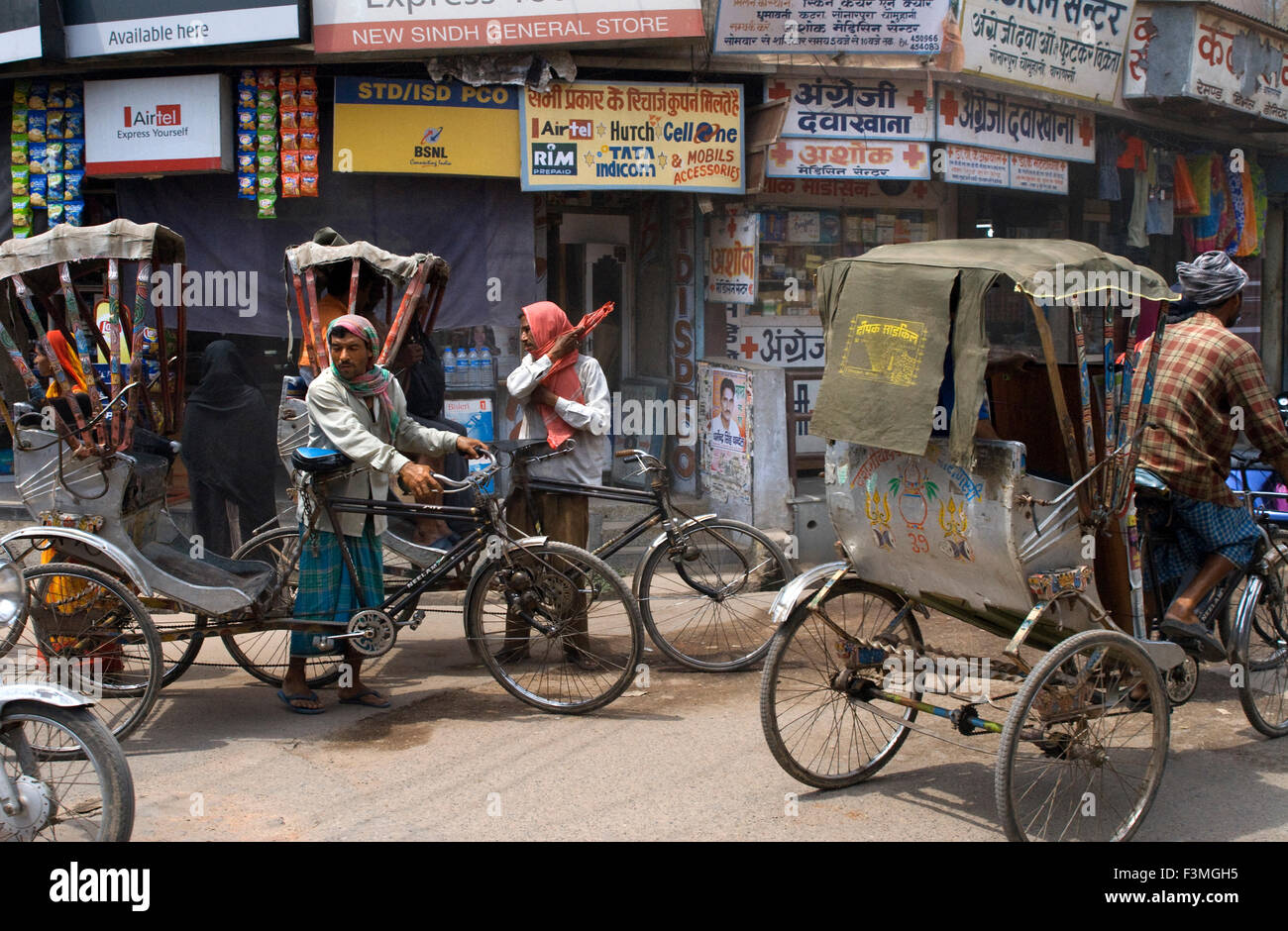 Traffico, Città Vecchia, Varanasi, Uttar Pradesh, India, Asia. Varanasi, Uttar Pradesh, India. Varanasi è la più caotica città mi hav Foto Stock