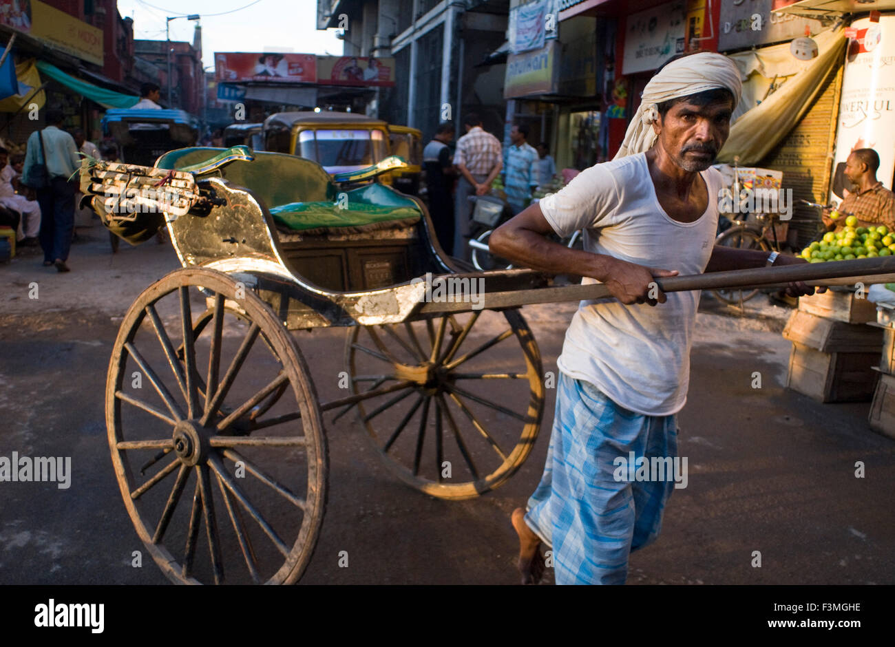 Kolkata, West Bengal, India. Cinque anni dopo il divieto, Kolkata Rickshaw Pullers ancora essere riabilitato. KOLKATA: Cinque anni dopo anche il governo del Bengala Occidentale ha annunciato la sua decisione di fase fuori mano-risciò tirato dalle strade della città, il rickshaw pullers attendono ancora la riabilitazione che era stato promesso loro anche come continuano ad affrontare le molestie nelle mani delle autorità. Il 15 agosto 2005 Chief Minister Buddhadeb Bhattacharjee aveva annunciato la sua decisione del governo di prendere il riscio off le strade come era un "inumane" pratica. Foto Stock