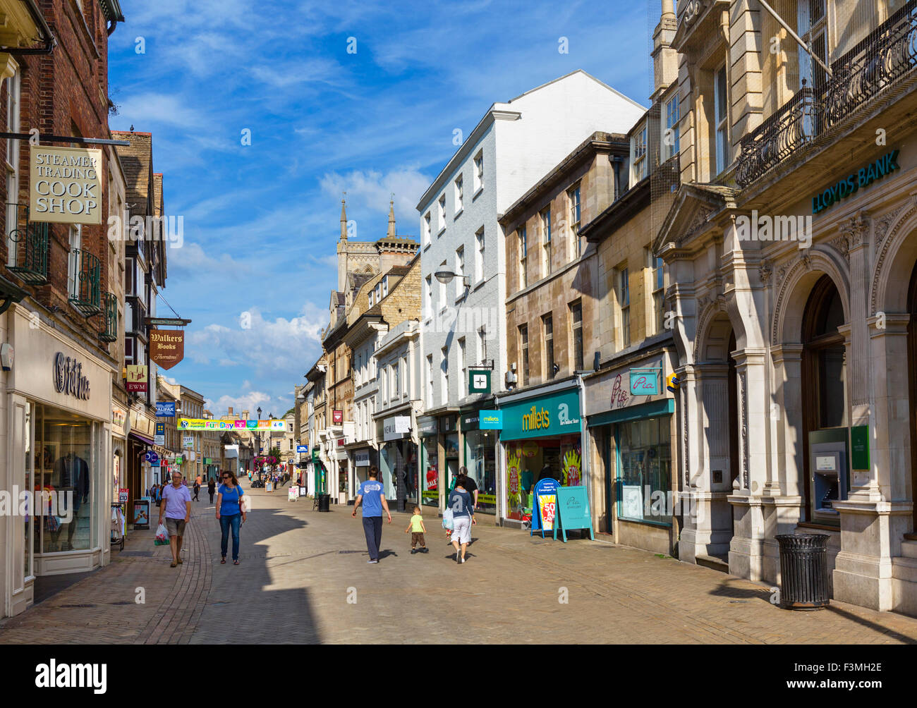 La High Street a Stamford, Lincolnshire, England, Regno Unito Foto Stock
