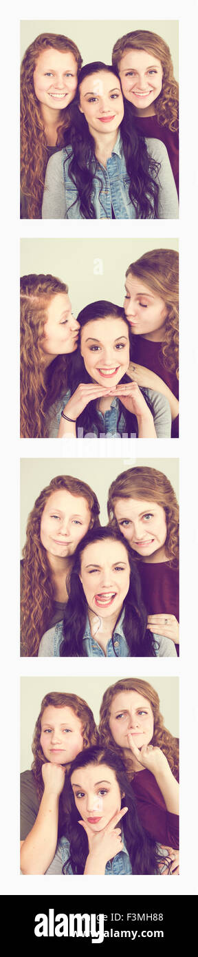 Amici,Giovani donne,divertente,passaporto fotografia Foto Stock