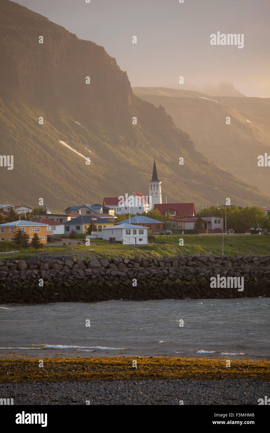 Il villaggio costiero di Grundarfjordur, Snaefellsnes Peninsula, Vesturland, Islanda. Foto Stock