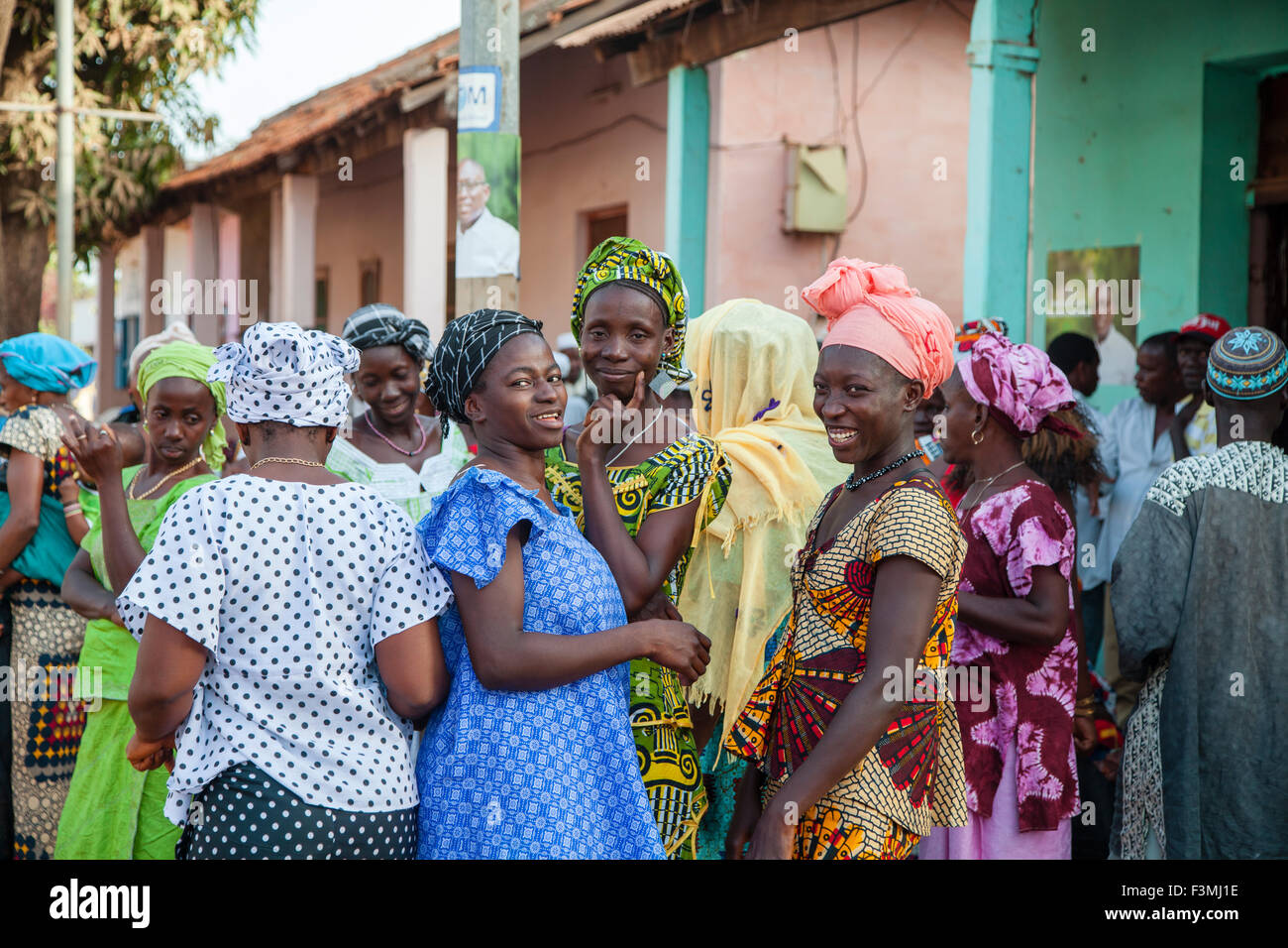 Le donne africane raccolta per una cerimonia di nozze Foto Stock