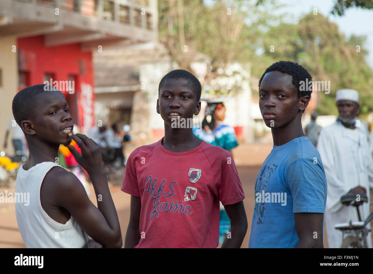Non identificato ragazzi africani incontro presso la strada principale di una cittadina rurale Foto Stock