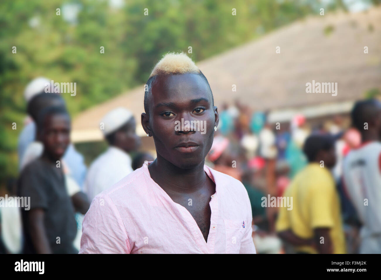 Non identificato il ragazzo africano a un incontro pubblico in un paese rurale Foto Stock