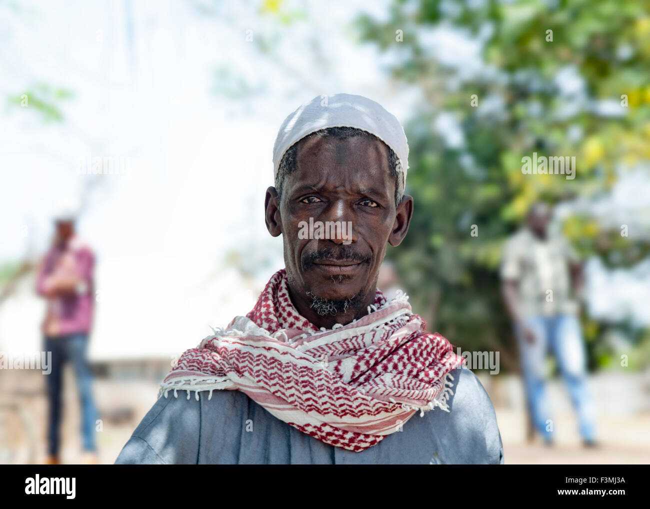 Ritratto di un villaggio Africano chief voce ad una riunione del consiglio Foto Stock