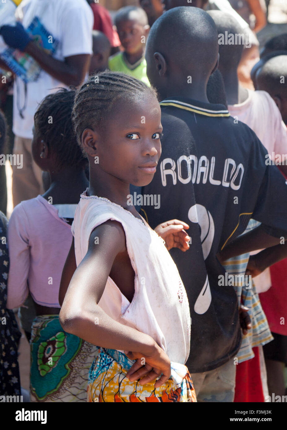 Giovane ragazza africana avente il divertimento a un incontro pubblico Foto Stock