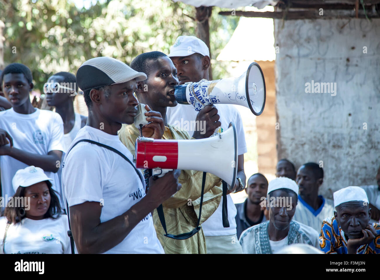 Ong africana attivisti offrendo una lezione pubblica per gli anziani del villaggio rurale in Guinea Bissau Foto Stock