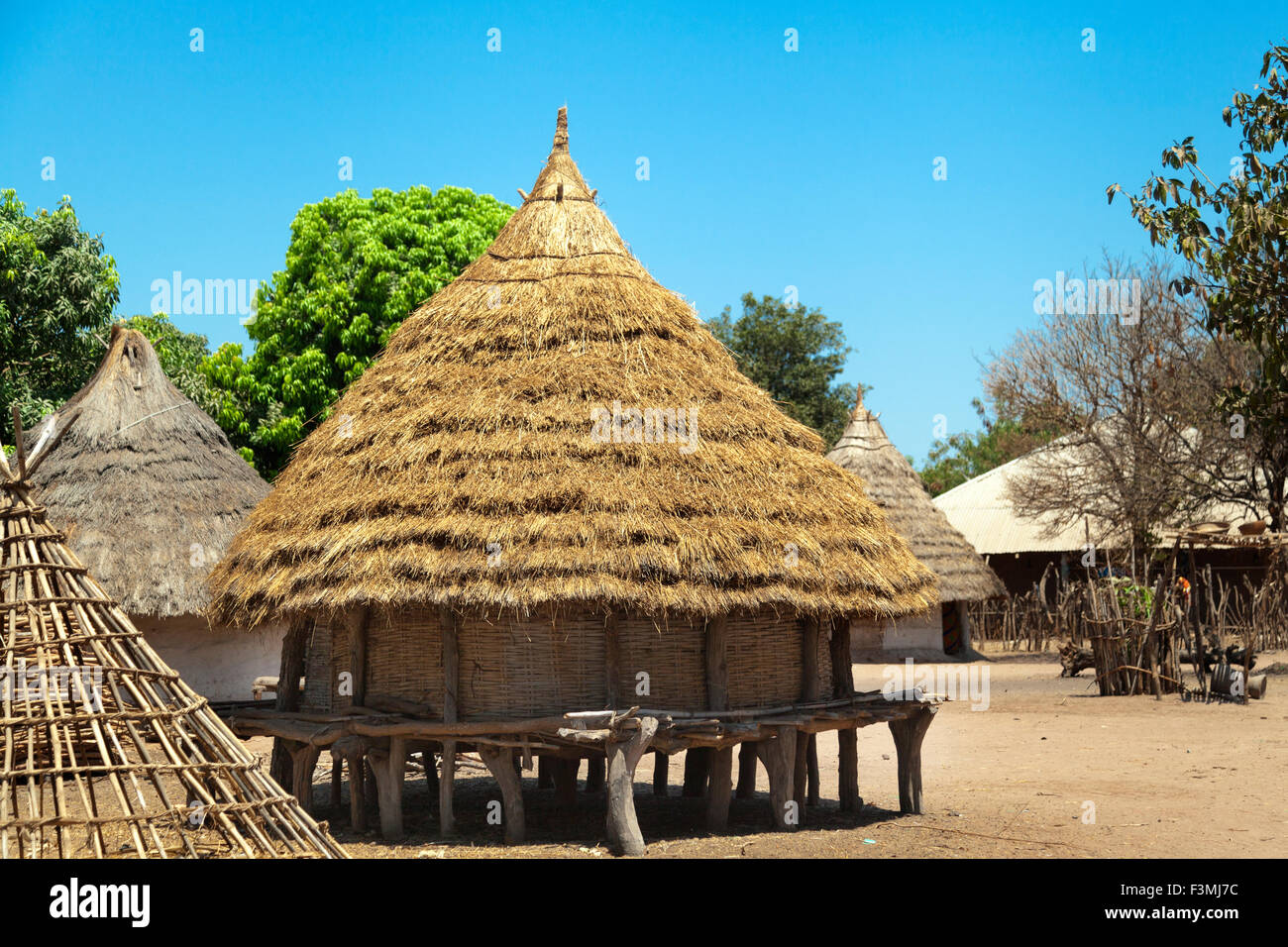 Tradizionale casa africana nelle zone rurali la Guinea Bissau Foto Stock