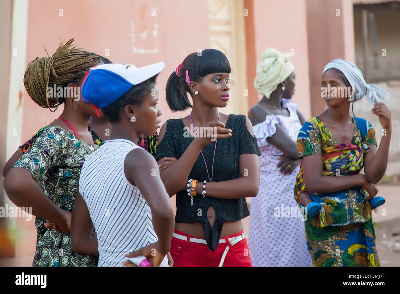 Unidentified africana di giovani ragazze con moderni e abiti tradizionali in un incontro pubblico Foto Stock