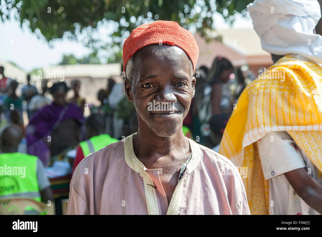 Ritratto di un villaggio Africano capo ad un seggio elettorale il giorno delle elezioni Foto Stock