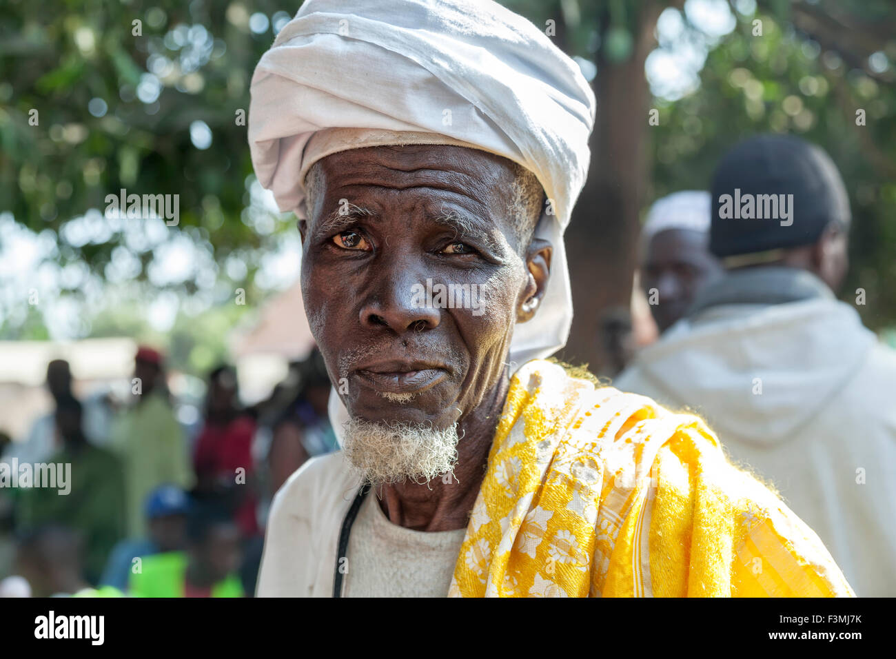 Ritratto di un villaggio Africano chief voce per gettare il suo voto il giorno delle elezioni Foto Stock