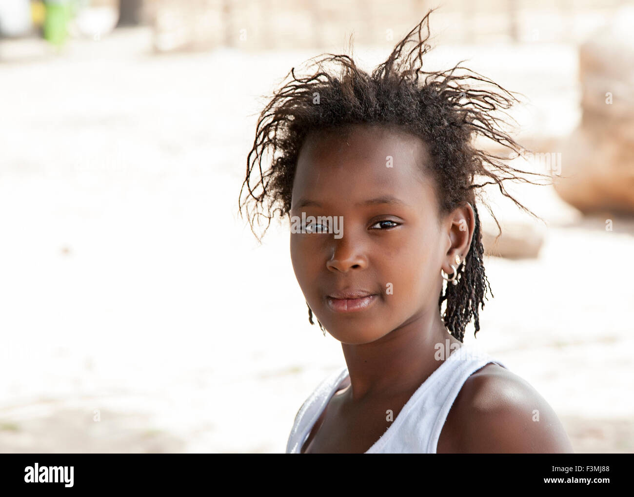 Ritratto di un non ben identificato bella ragazza africana Foto Stock
