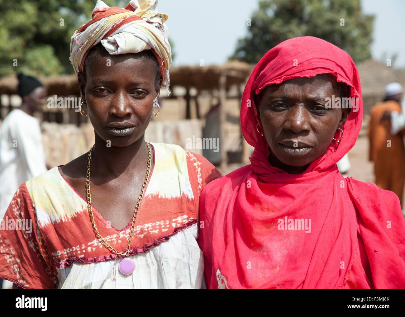 Ritratto di 2 donne africane in abbigliamento tradizionale rubrica a un raduno delle donne Foto Stock