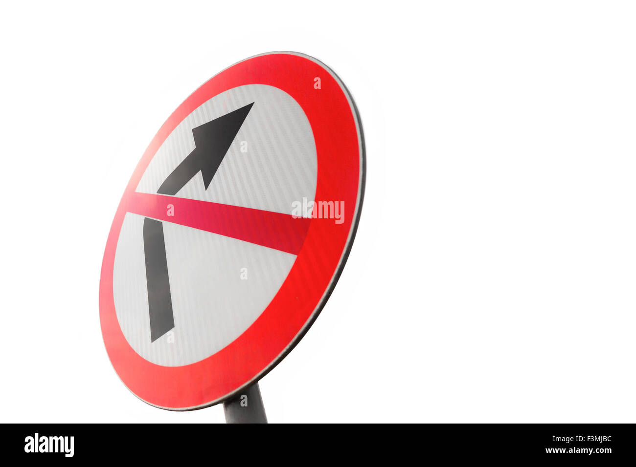 Cartello stradale non girate a destra su sfondo bianco Foto Stock