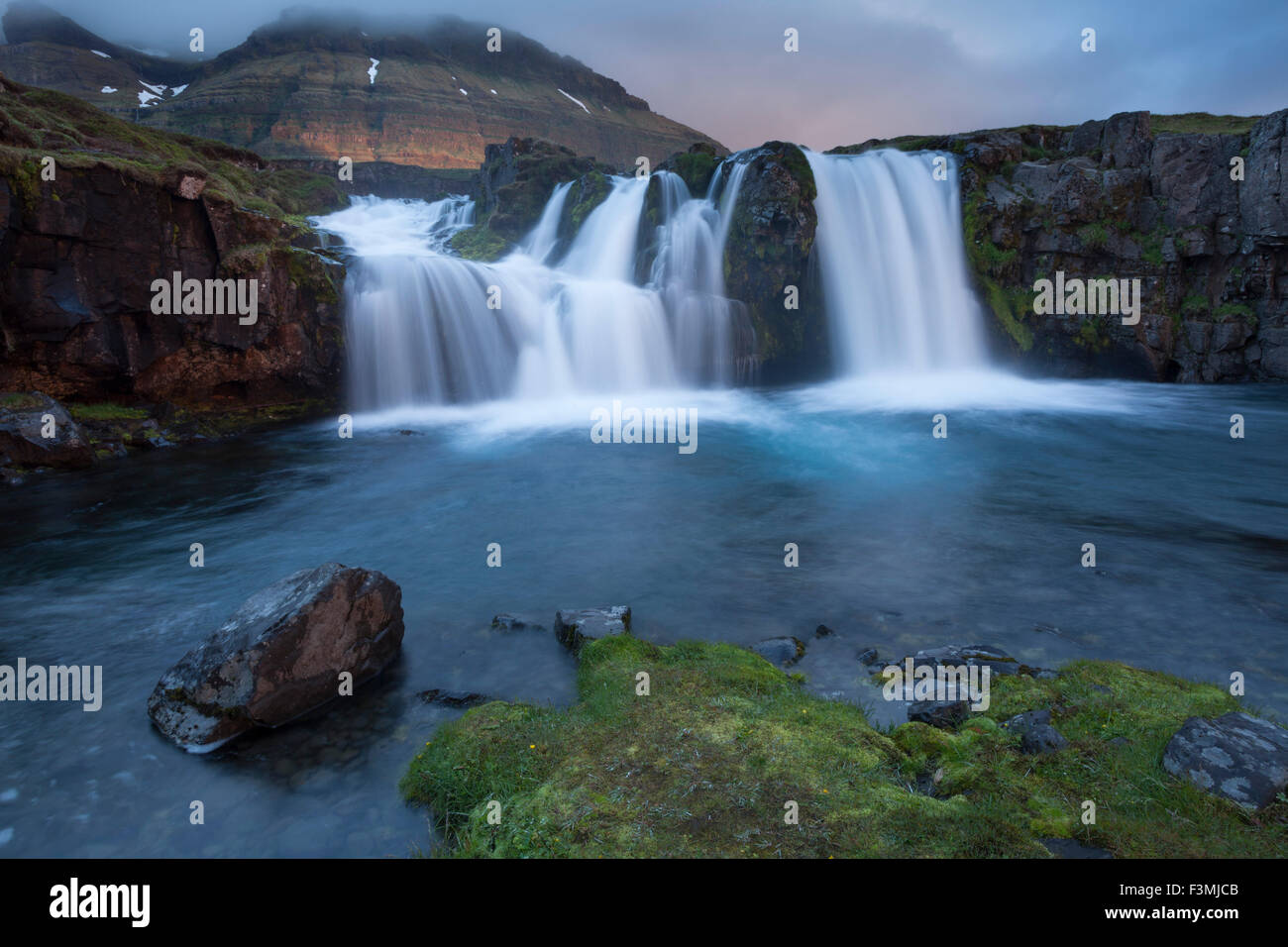 La mattina presto a cascata Kirkjufell, Grundarfjordur, Snaefellsnes Peninsula, Vesturland, Islanda. Foto Stock