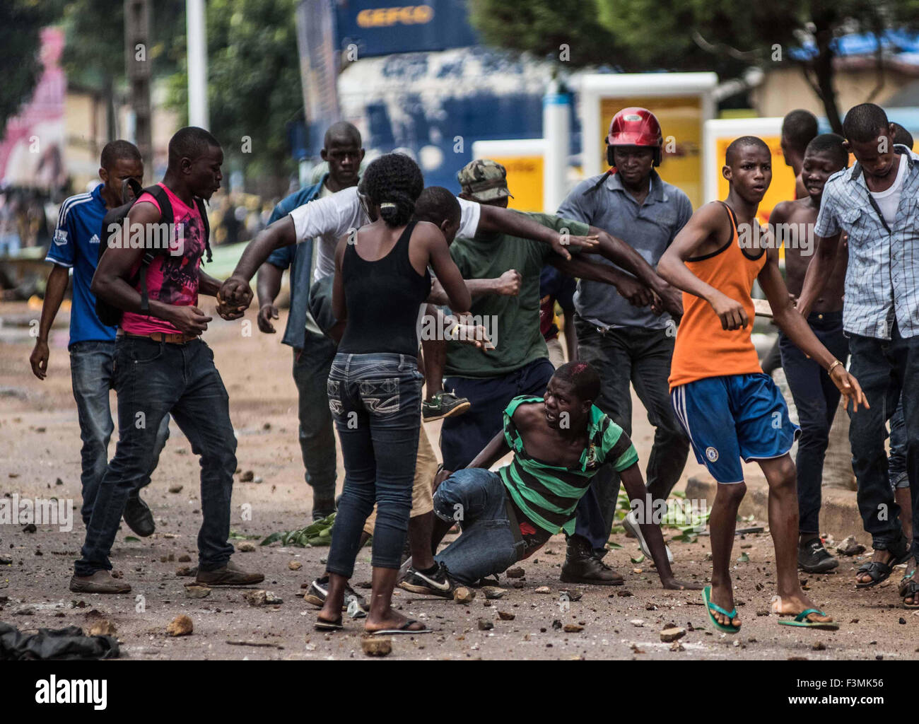 Un uomo è picchiato durante la violenza politica a Conakry, in Guinea, in vista delle elezioni nel 2010. Foto Stock