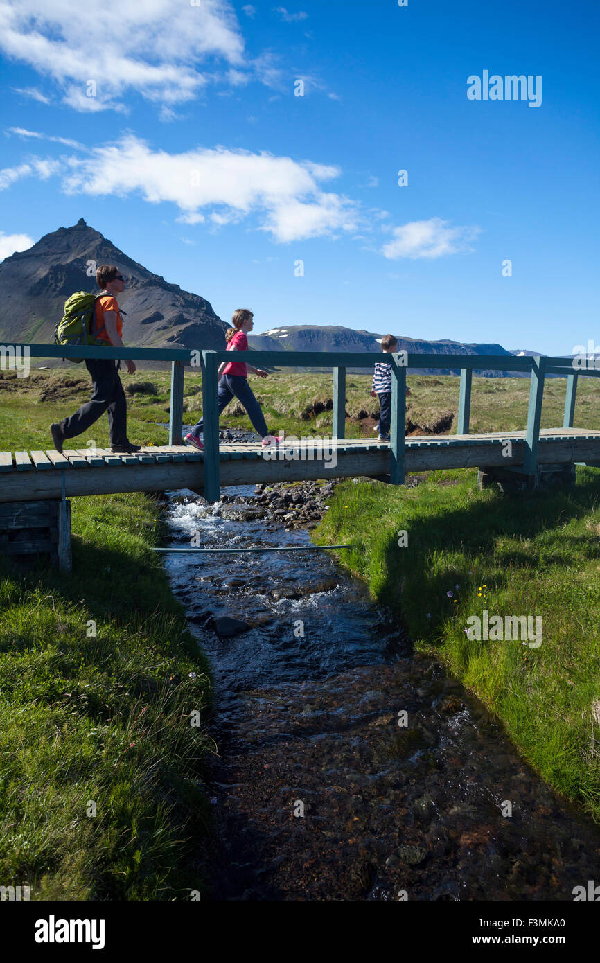 Famiglia escursioni la Hellnar-Arnarstapi sentiero costiero, Snaefellsnes Peninsula, Vesturland, Islanda. Foto Stock