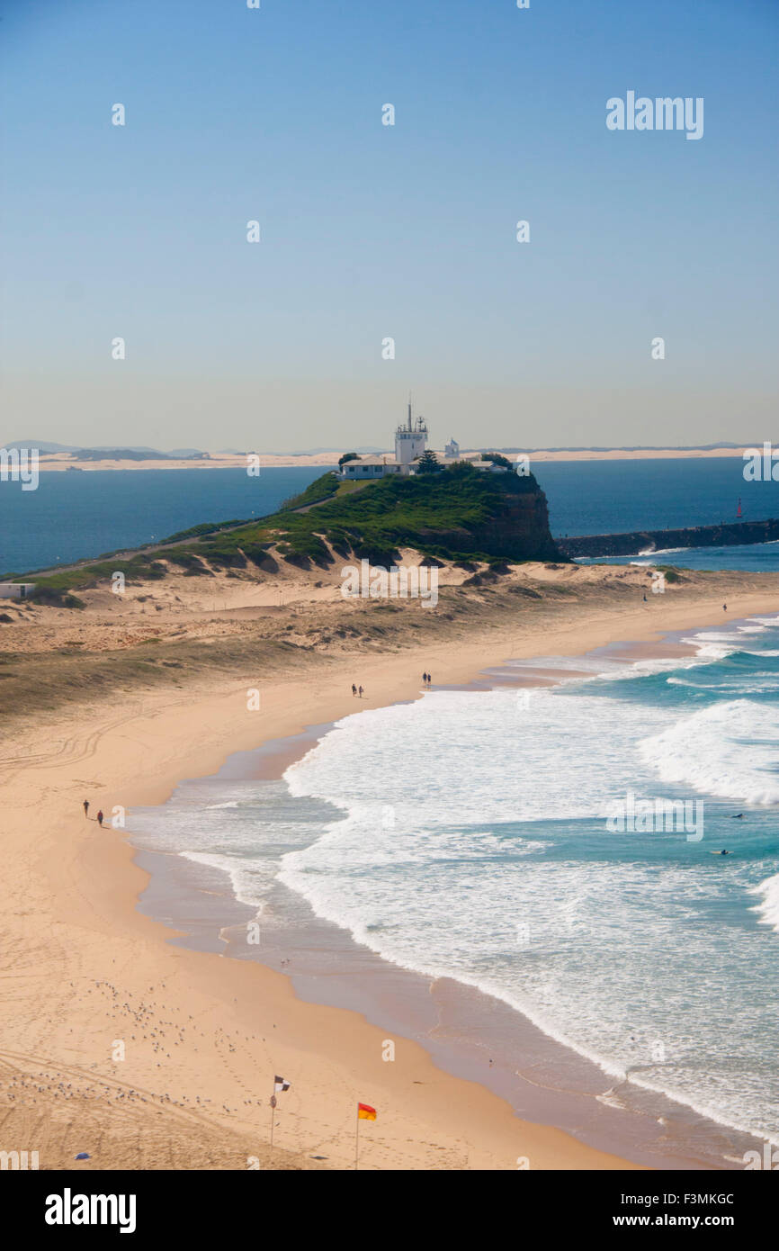 Nobbys Beach e il faro con Stockton Beach e le dune in background Newcastle New South Wales NSW Australia Foto Stock