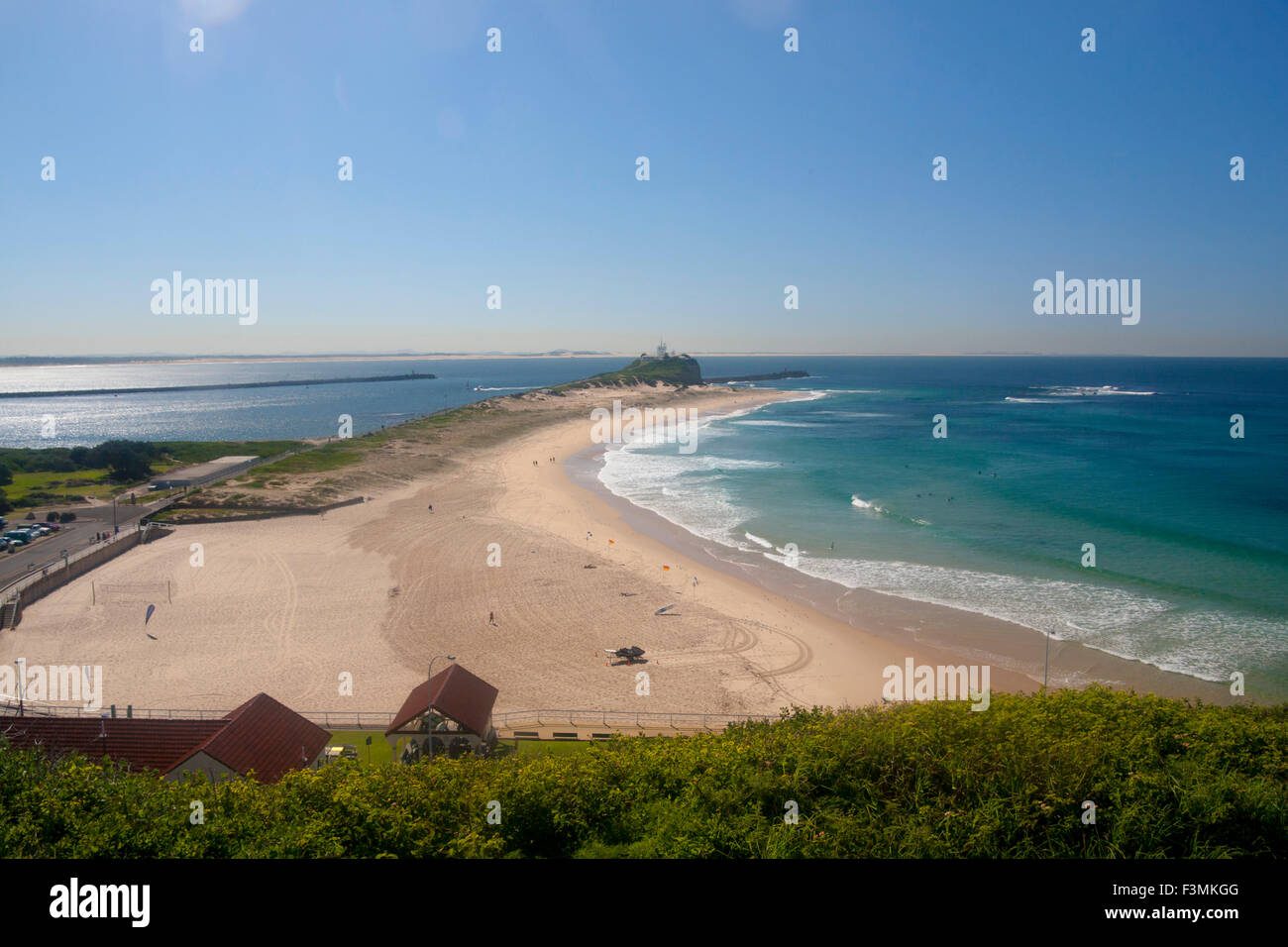 Spiaggia Nobbys da Fort Scratchley con Stockton Beach in distanza Newcastle Nuovo Galles del Sud Australia Foto Stock