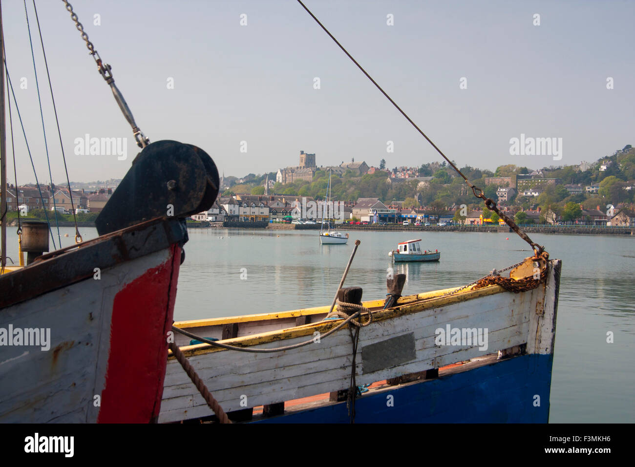 Porth Penrhyn barche nel porto turistico con vista di Bangor city con skyline dominato dal palazzo universitario Bangor Gwynedd Galles del Nord Foto Stock