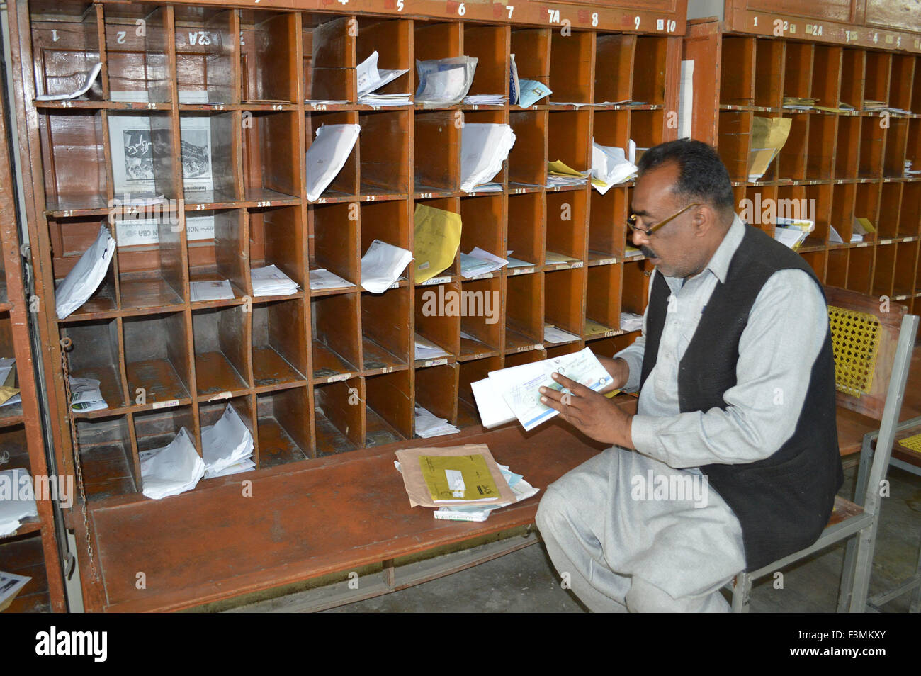 Quetta. 9 Ott, 2015. Un postino pakistano organizza la posta presso un ufficio postale sulla Giornata mondiale della posta nel sud-ovest del Pakistan Quetta ad Ottobre 9, 2015. Giornata mondiale della posta viene celebrata ogni anno il 9 ottobre, anniversario della creazione dell'Unione postale universale (UPU) nel 1874 in Svizzera. © Irfan/Xinhua/Alamy Live News Foto Stock