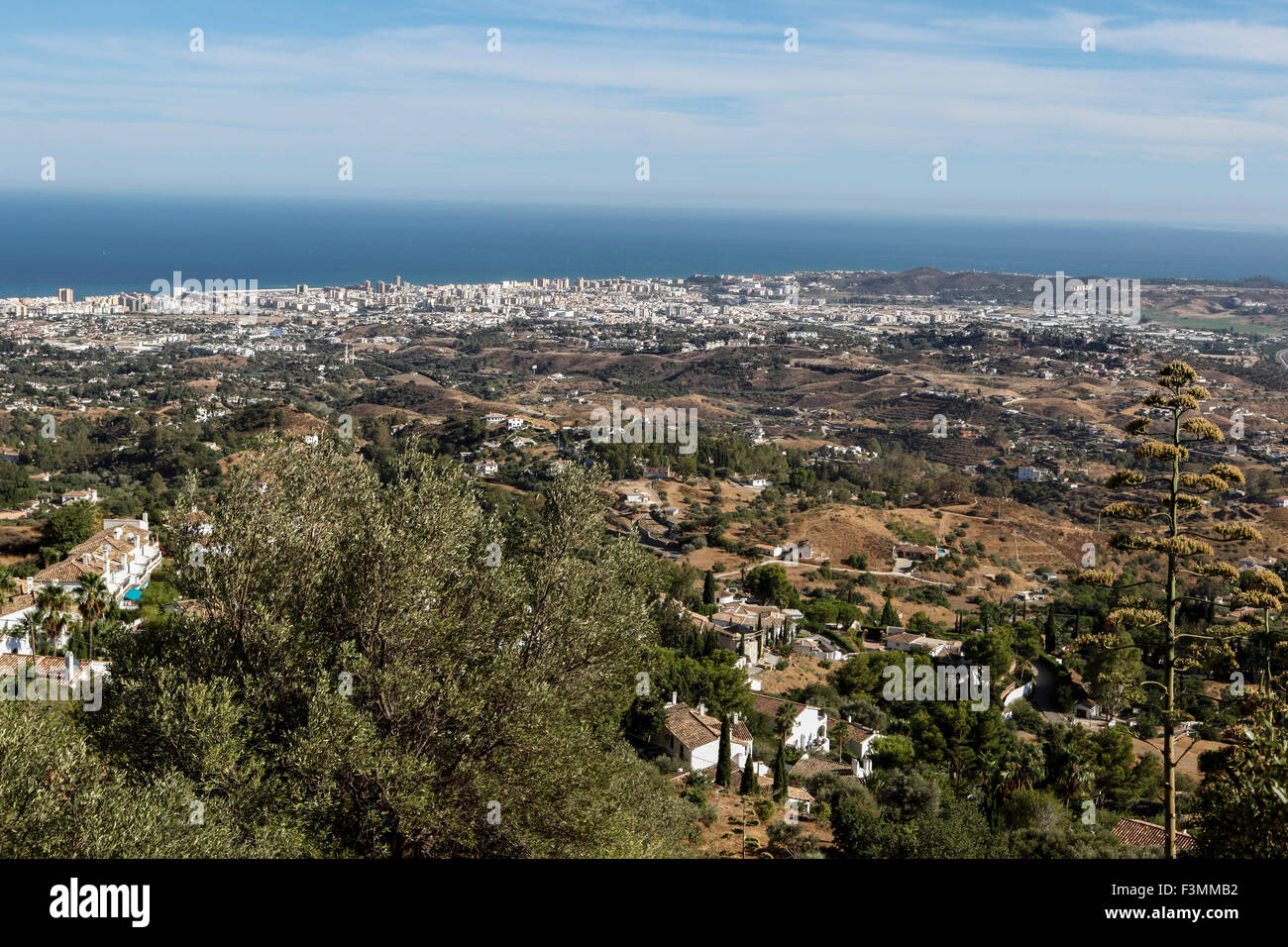 Vista aerea vista della Costa del Sol da Benalmadena montagne periferia, Malaga, Spagna Foto Stock