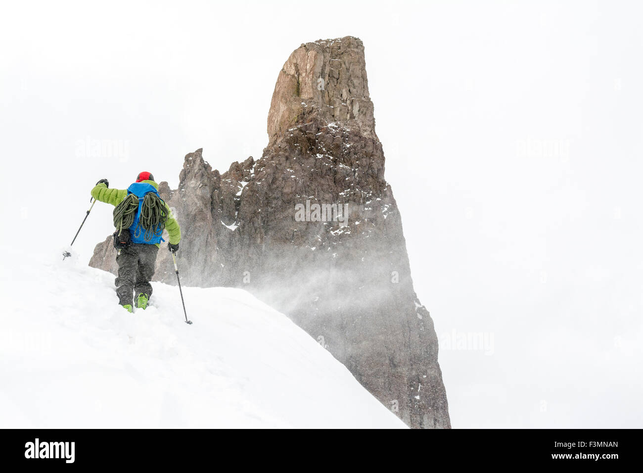 Un Uomo Lucertola arrampicata Head Peak, Telluride, Colorado. Foto Stock