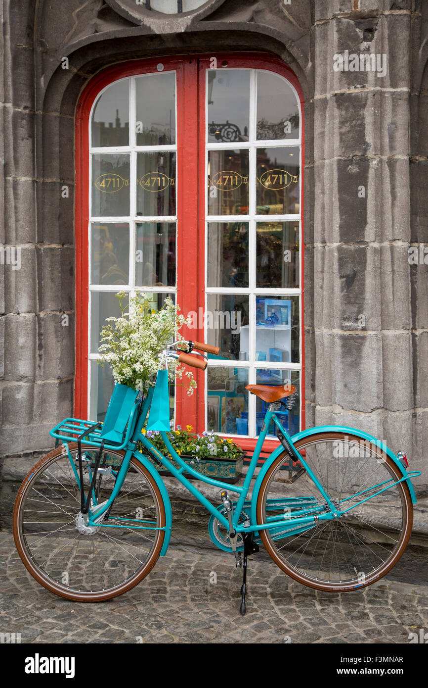 Bicicletta parcheggiata fuori una vetrina a Bruges, Belgio Foto Stock