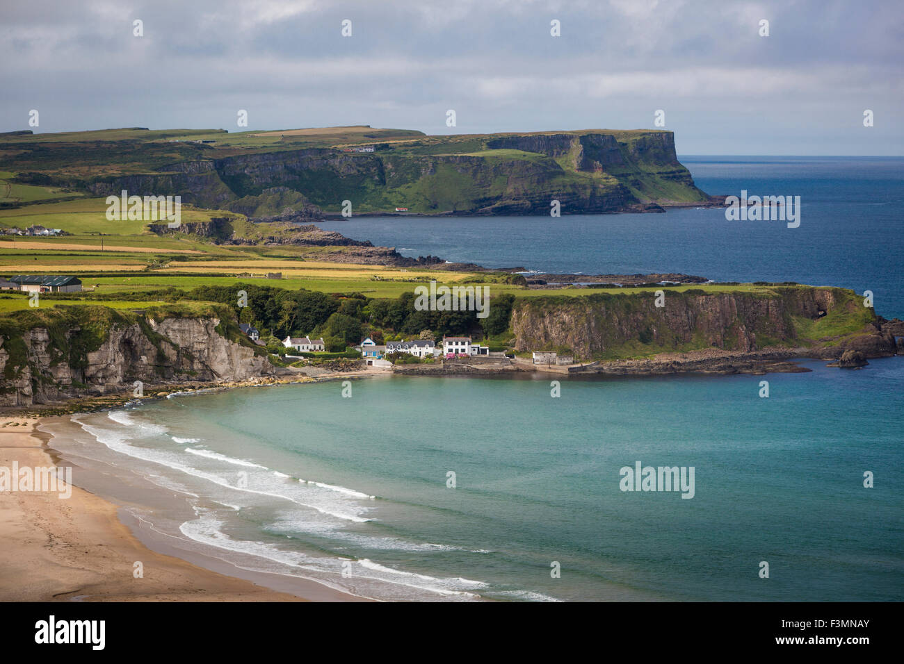 Vista sul villaggio di Portbraddan e la costa nord della contea di Antrim, Irlanda del Nord, Regno Unito Foto Stock