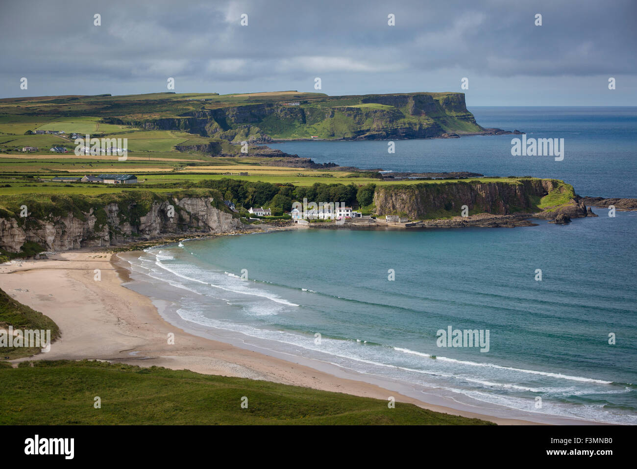 Vista sul villaggio di Portbraddan e la costa nord della contea di Antrim, Irlanda del Nord, Regno Unito Foto Stock