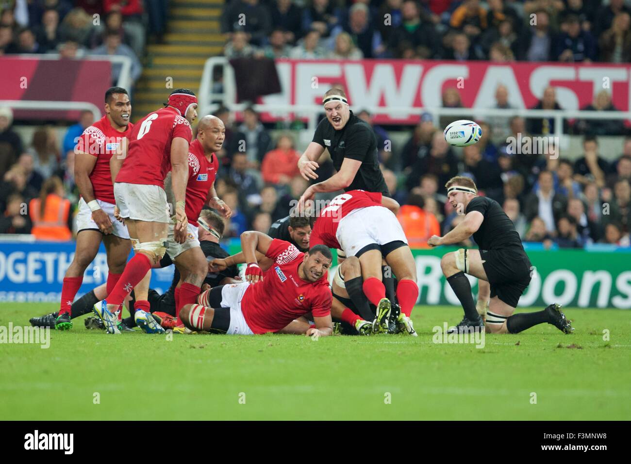 St James Park, Newcastle, Regno Unito. 09oct, 2015. Coppa del Mondo di rugby. Nuova Zelanda contro Tonga. Tonga prop Puafisi Sila e Tonga flanker Kalamafoni sione. Credito: Azione Sport Plus/Alamy Live News Foto Stock