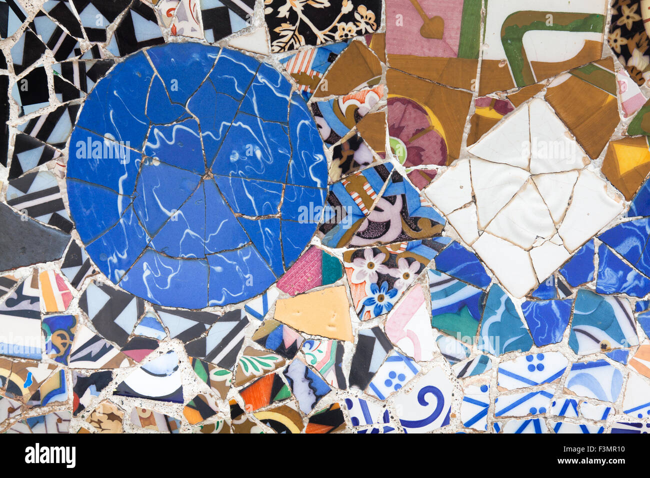 Piastrelle nel parco Guell Barcellona, Spagna. Foto Stock