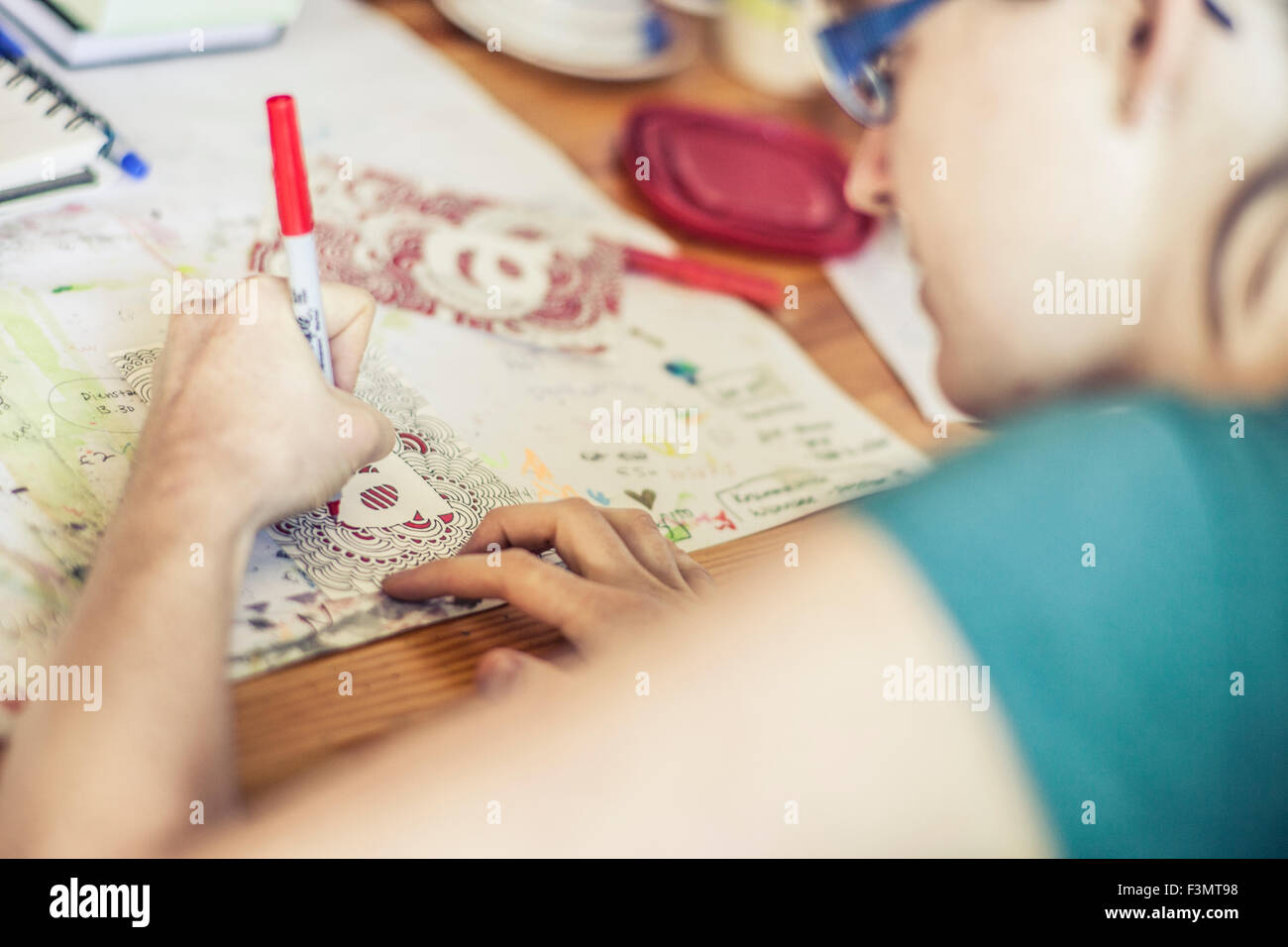 Artista disegno presso un ufficio a casa Foto Stock