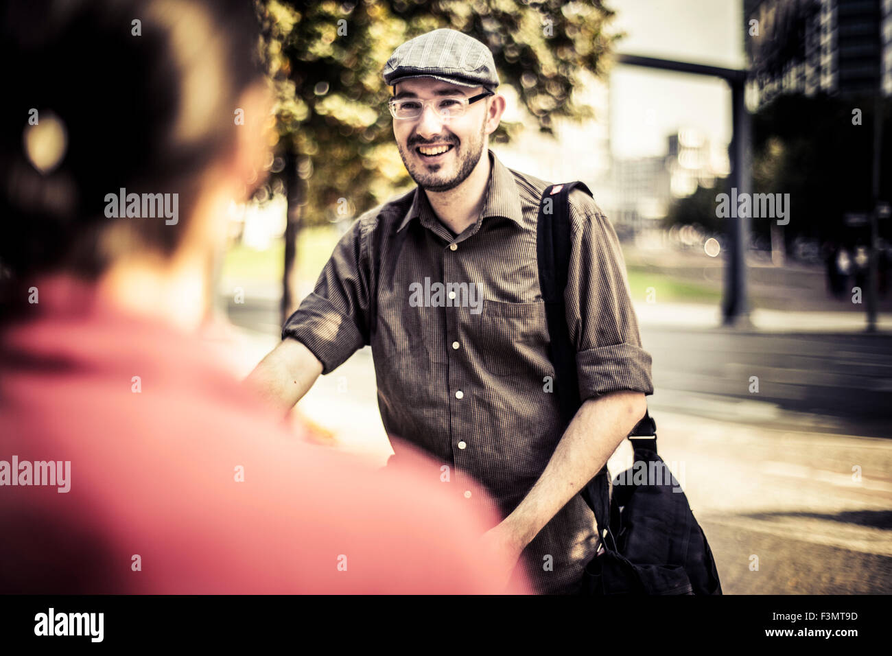Conversazione tra due uomini all'aperto Foto Stock