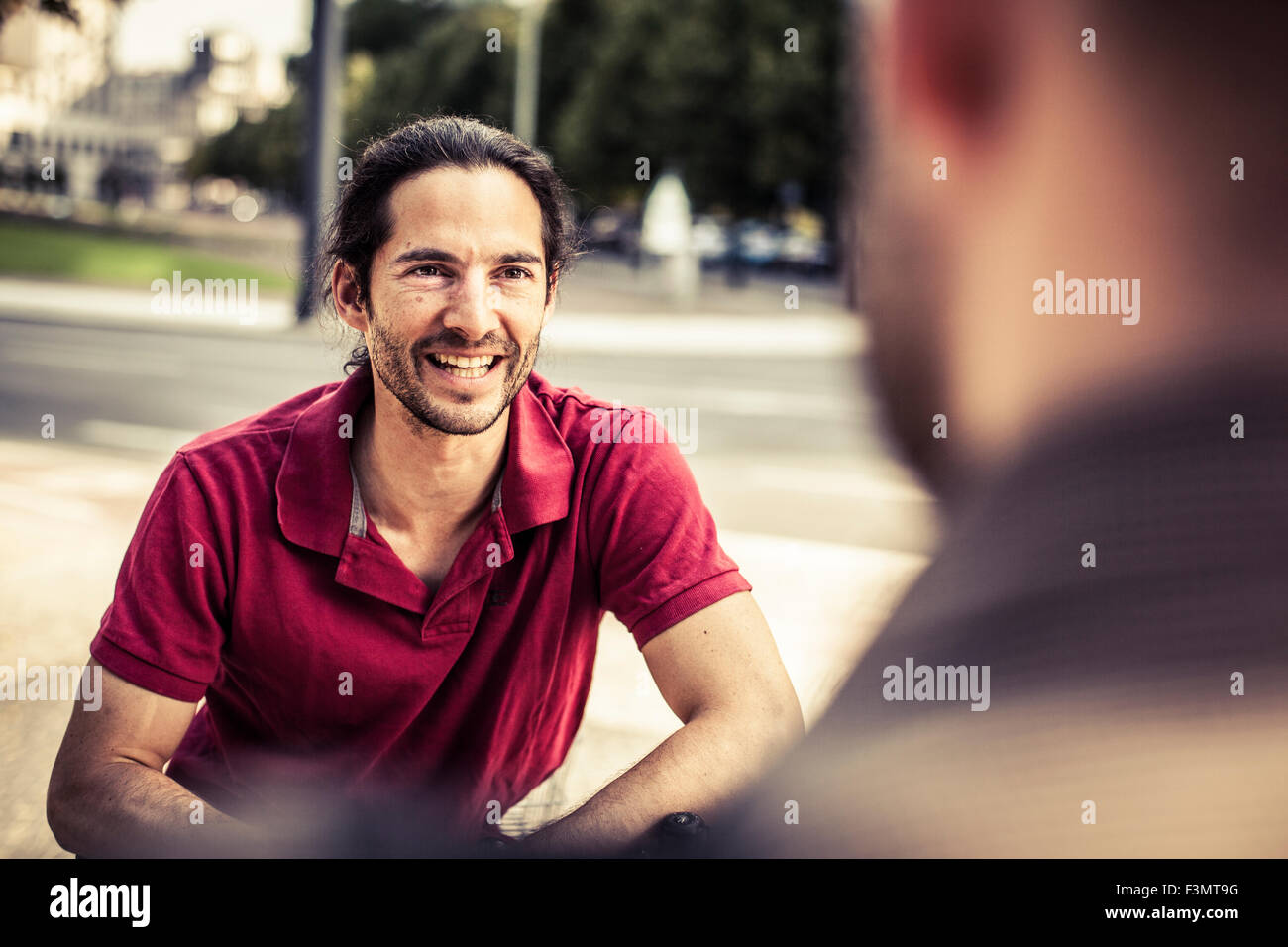 Conversazione tra due uomini all'aperto Foto Stock