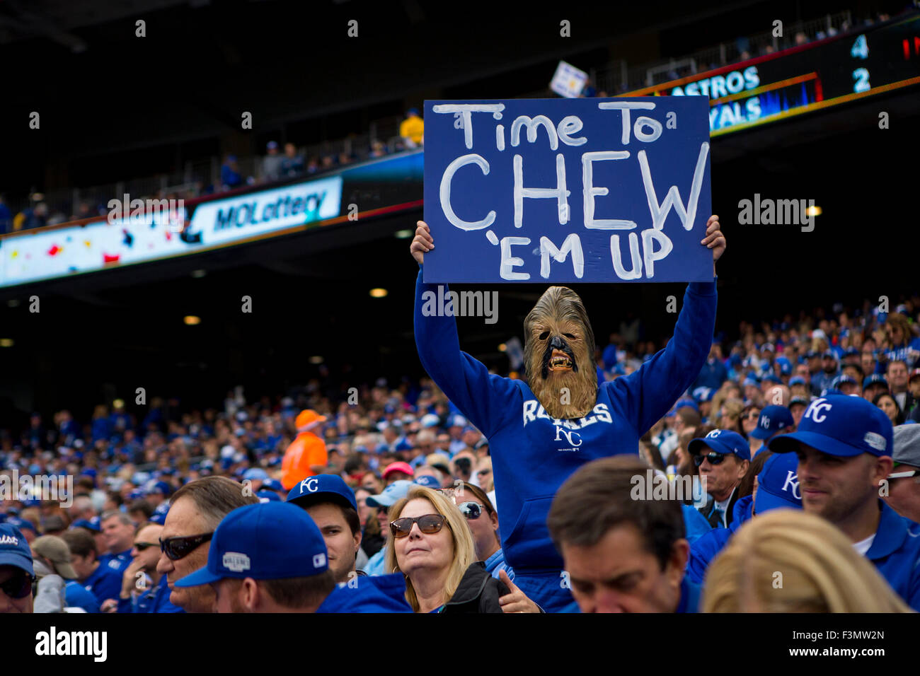 Kansas City, MO, Stati Uniti d'America. 09oct, 2015. Un fans vestito come un personaggio di Star Wars si mette in mostra il loro segno in-tra il quarto inning durante il gioco 2 della serie divisionale Playoff tra Houston Astros e il Kansas City Royals presso Kauffman Stadium di Kansas City, MO. Kyle Rivas/CSM/Alamy Live News Foto Stock