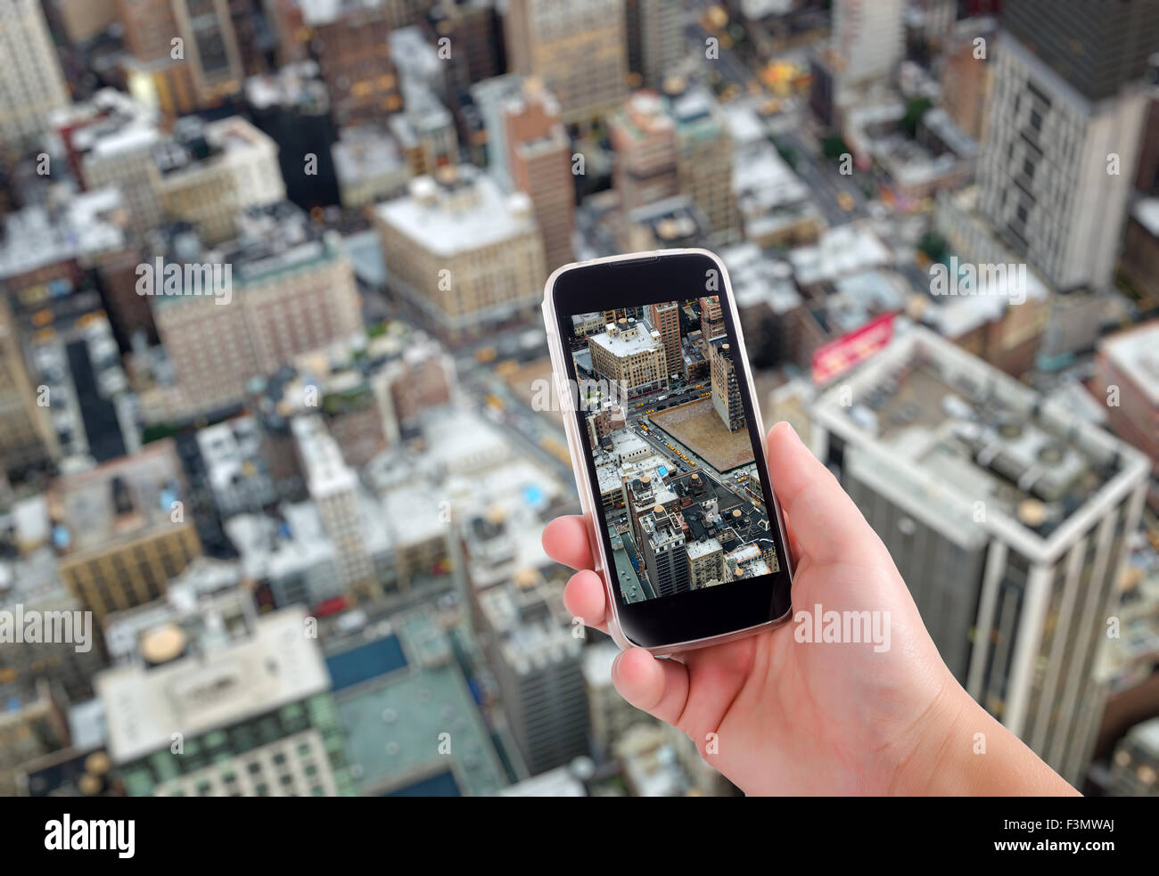 NYC vista aerea attraverso lo schermo dello smartphone Foto Stock