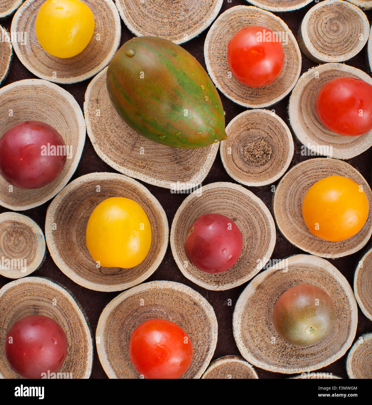 Diversi tutto colorato pomodori ciliegia su uno sfondo di legno Foto Stock