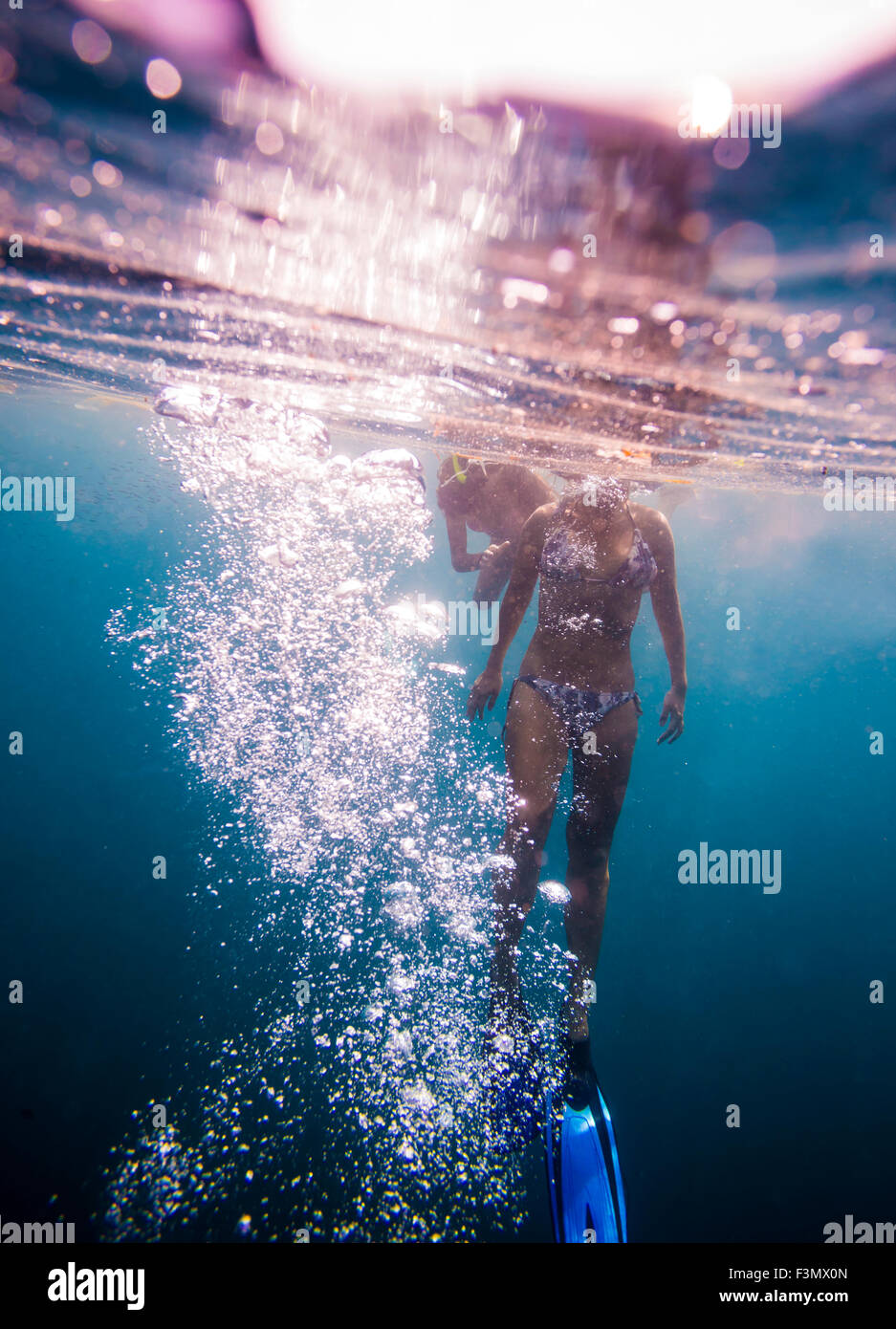 Giovane donna snorkeling in oceano. Foto Stock