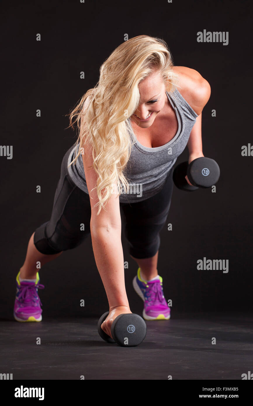 Donna handweight sollevamento in plancia pongono Foto Stock