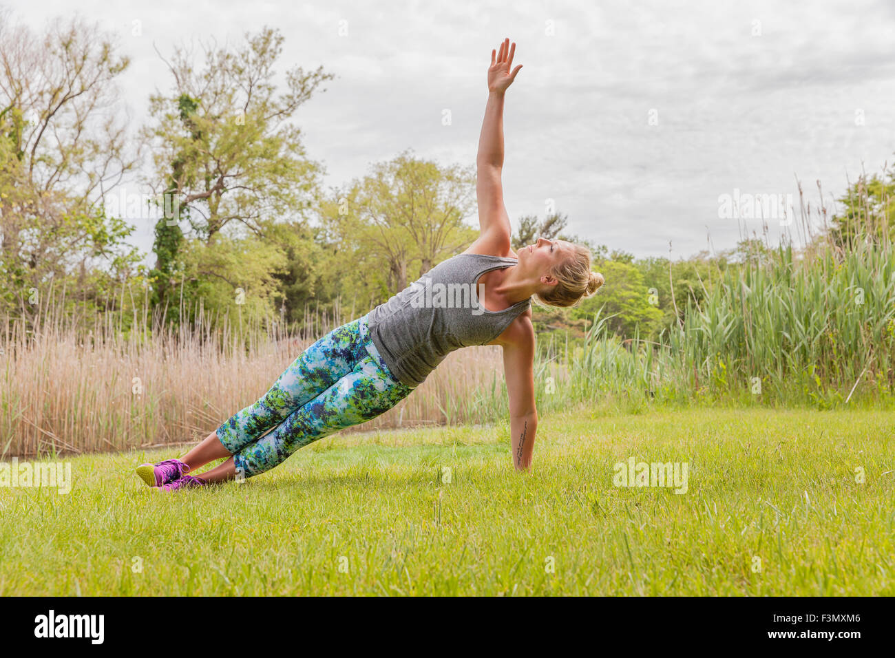 La donna in posizione del cobra pongono Foto Stock