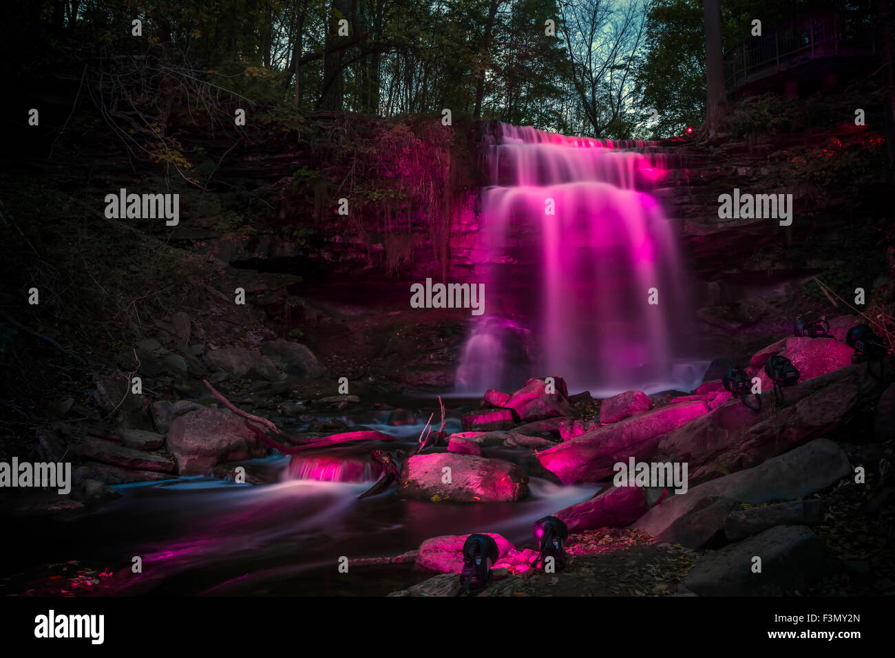 Great Falls aka Smokey santificate aka Waterdown Falls, illuminata da un locale gruppo di carità. Foto Stock