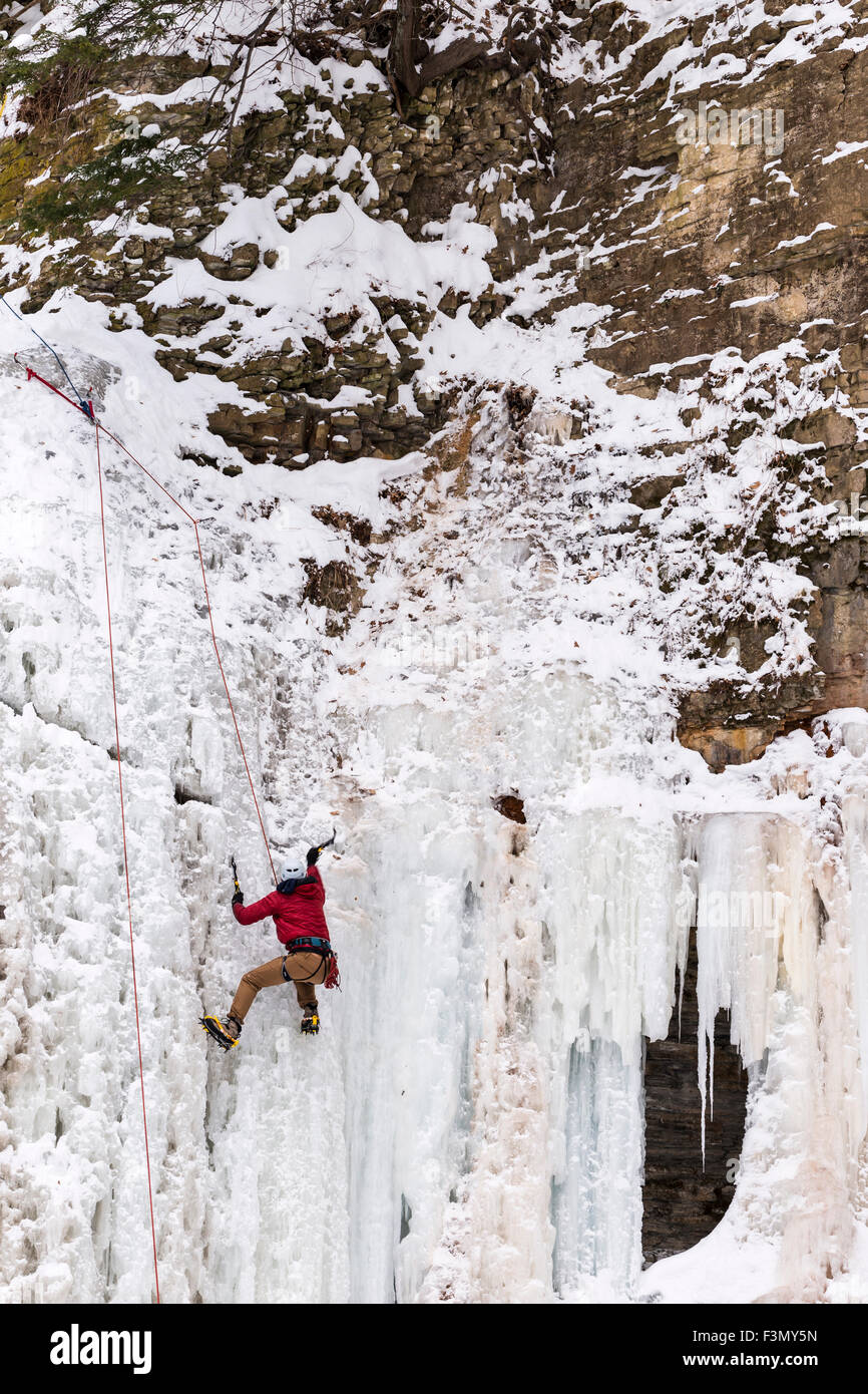 Congelati Tiffany scende con la femmina scalatore. Foto Stock