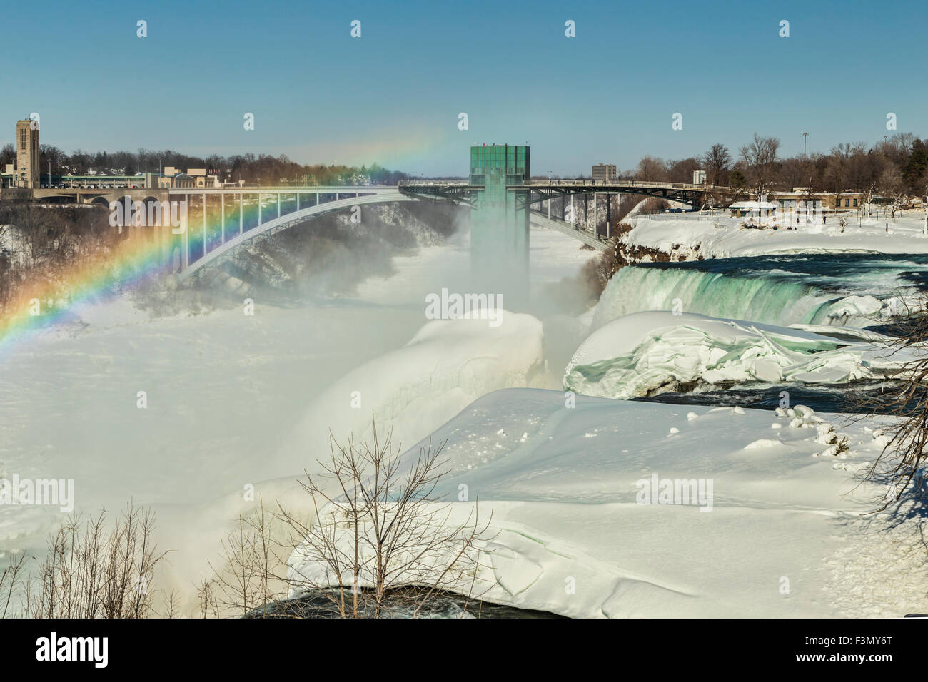 Rainbow Bridge con il classico arcobaleno accanto ad esso, all'American Falls. Foto Stock