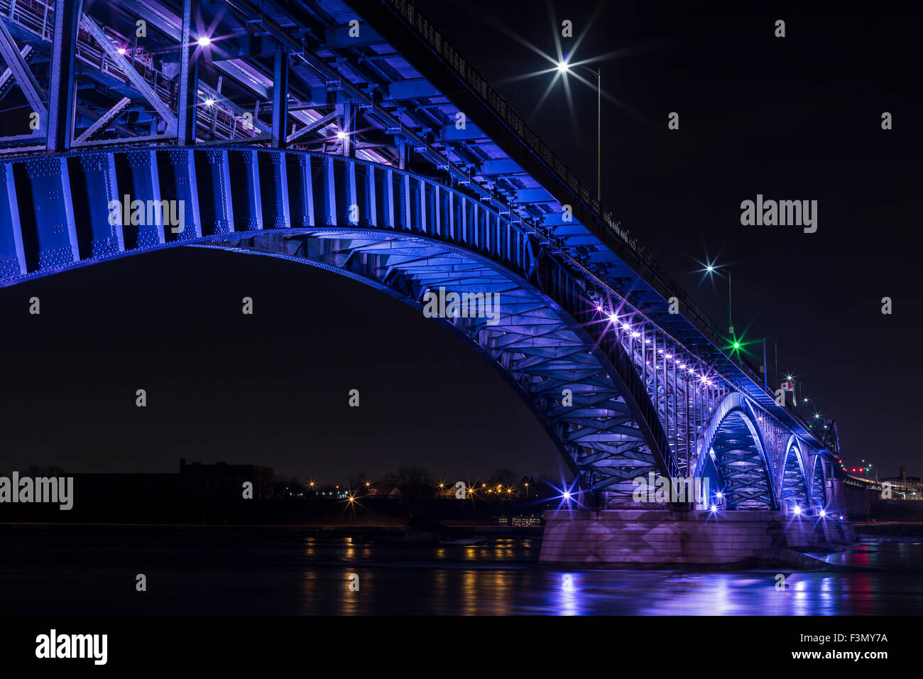 La Peach ponte che collega il Canada a noi a Fort Erie, illuminato in viola. Foto Stock